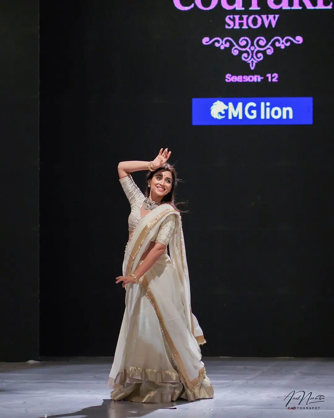 SHRIYA SARAN DANCING STILLS IN WHITE SAREE 4